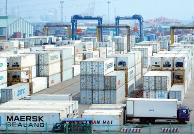 Cargo containers pile up at Cat Lai Port (Photo: SGGP)